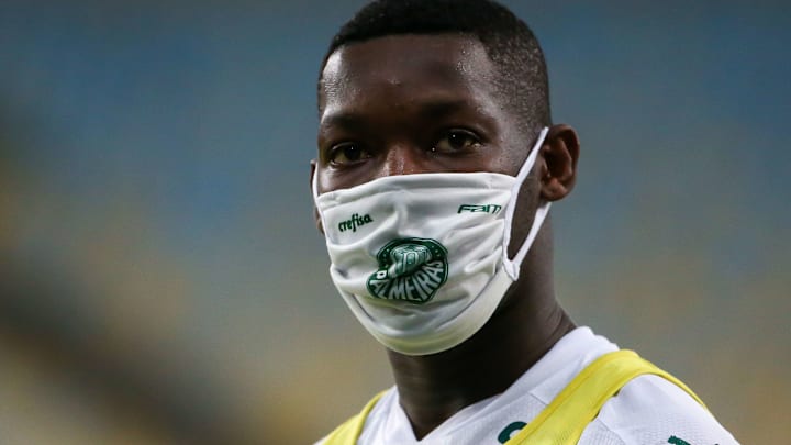 Jornalista afirma que há conflito interno no Palmeiras entre medalhões e jovens. Clube responde. Jornalista afirma que há conflito interno no Palmeiras entre medalhões e jovens. Clube responde.