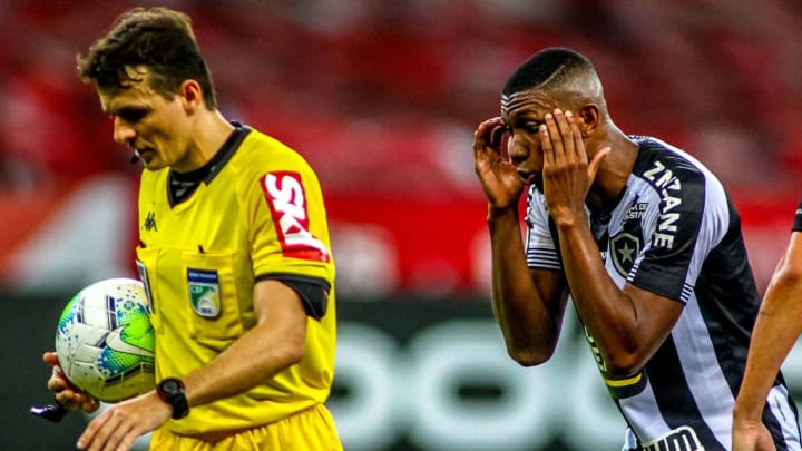 Kanu pode deixar o Botafogo para defender o Cruz Azul em 2021. 