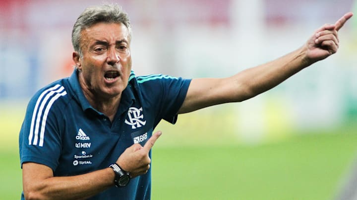 Domènec Torrent tem alta multa rescisória, calendário apertado, lesões e Marcos Braz, ao seu favor. Treinador balança. 