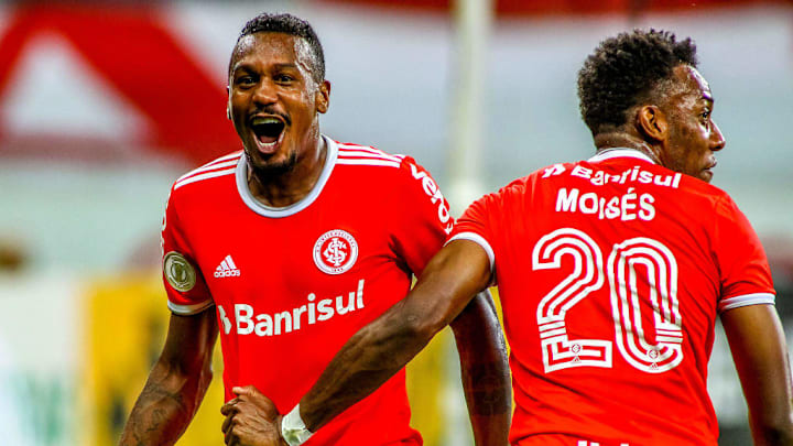 Indo de volante à meia em menos de 90 minutos, Edenilson é o motor do Internacional. 