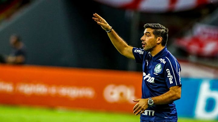 O português Abel Ferreira também deve continuar no Brasil. 