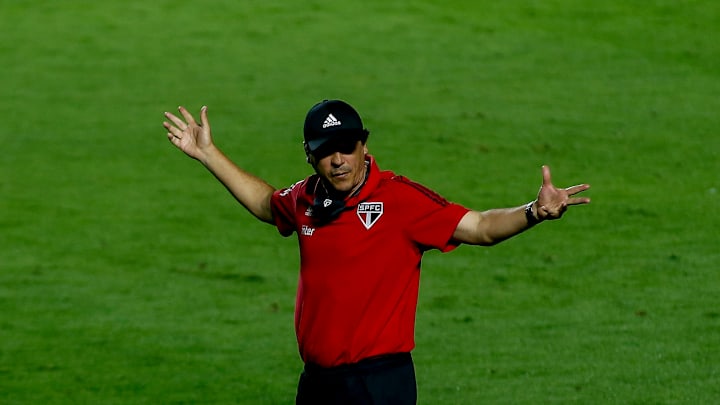 Torcida do São Paulo recebe delegação tricolor com protestos no Aeroporto Internacional de Guarulhos.