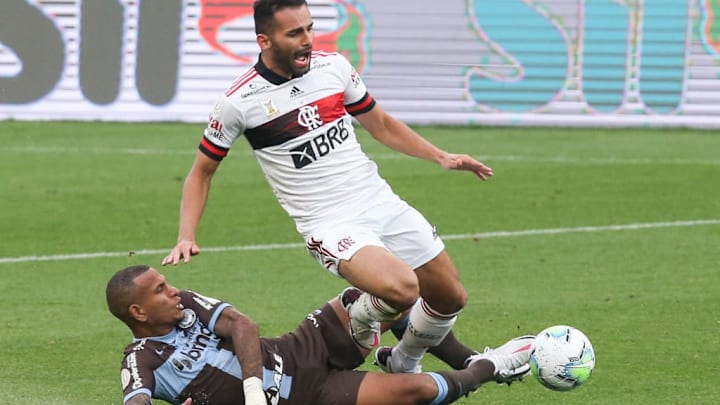 Otero ainda não conseguiu fazer gol de falta no Corinthians.