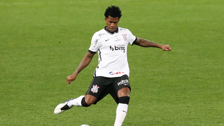 Gil é um dos zagueiros sondados pelo Internacional Gil é um dos zagueiros sondados pelo Internacional