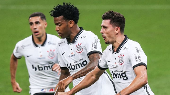 Los futbolistas del Corinthians celebran un gol.