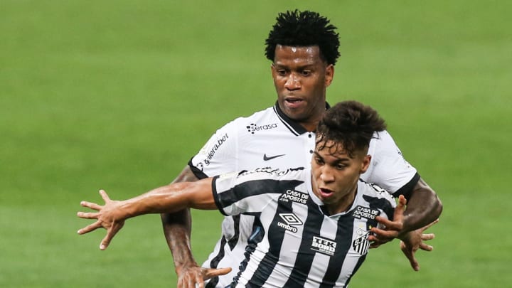 Santos e Corinthians se enfrentam pelo Brasileirão, mas o foco é em vaga para a próxima Conmebol Libertadores. Santos e Corinthians se enfrentam pelo Brasileirão, mas o foco é em vaga para a próxima Conmebol Libertadores.