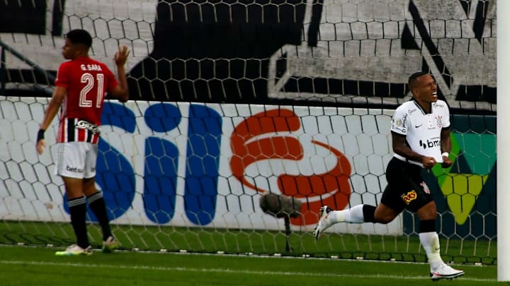 O Corinthians quer manter Cazares, Otero e Jemerson. 