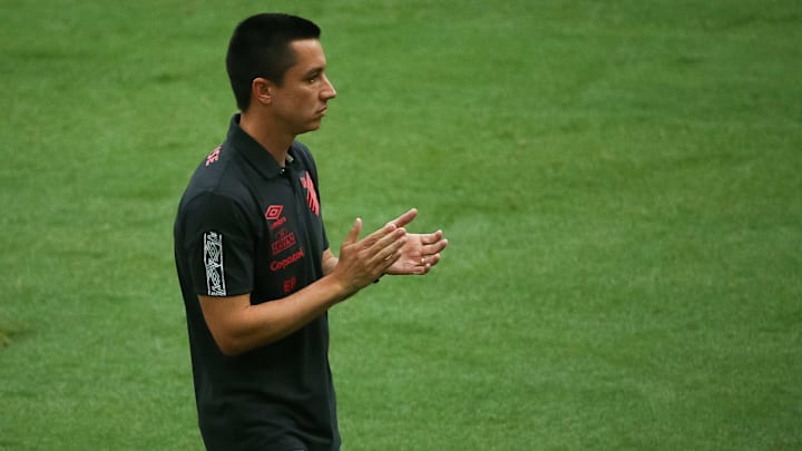 O Athletico Paranaense vai ter que ‘ir empurrando’ com o elenco atual até julho de 2021. O Athletico Paranaense vai ter que ‘ir empurrando’ com o elenco atual até julho de 2021.