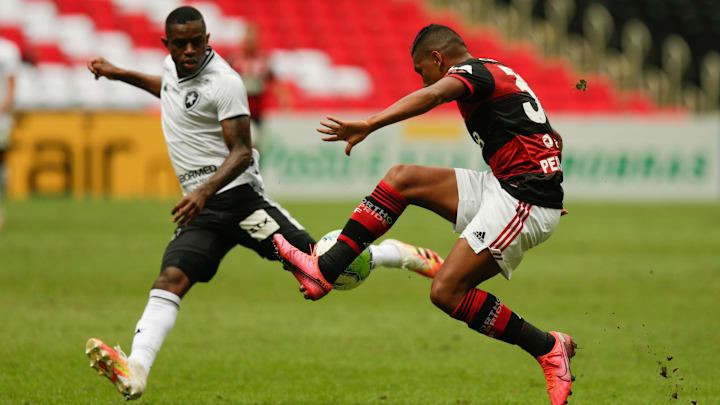 Decisão antecipada: Botafogo e Flamengo se enfrentam pela 24ª rodada do Campeonato Brasileiro. E o clima é de decisão para ambos os lados. Decisão antecipada: Botafogo e Flamengo se enfrentam pela 24ª rodada do Campeonato Brasileiro. E o clima é de decisão para ambos os lados.