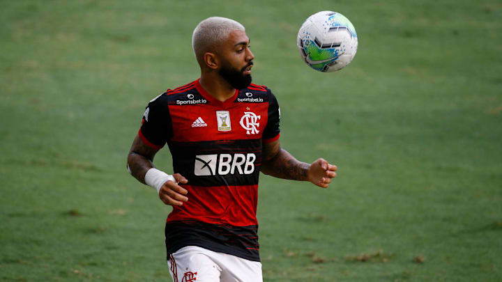 O Flamengo segue na cola do líder Internacional e quer o octa do Brasileirão. 