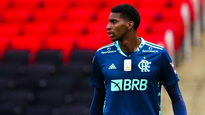 Após ficar internada lutando contra a pneumonia, mãe do goleiro Hugo recebe alta e é liberada para ir para casa.  