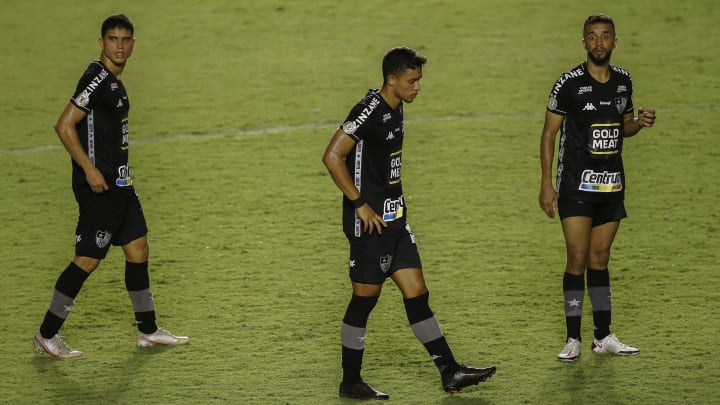 Assessoria de Imprensa do Botafogo informa que Rhuan, Lecaros e Ênio se apresentaram com atraso para os treinamentos; veja nota do clube 