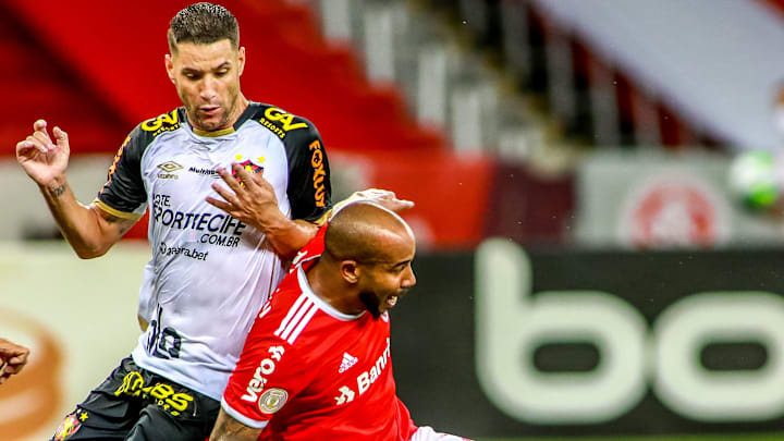 Meia, recentemente, rescindiu contrato com o clube Meia, recentemente, rescindiu contrato com o clube