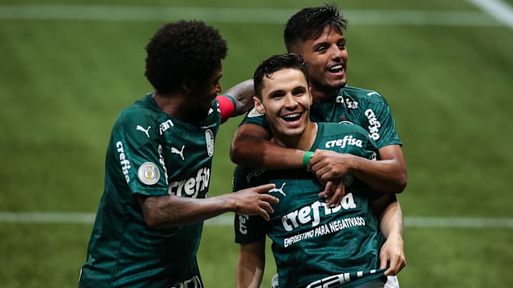 O Palmeiras foi mais longe do que o Corinthians em todas as competições disputadas pelos dois clubes na temporada 2020. O Palmeiras foi mais longe do que o Corinthians em todas as competições disputadas pelos dois clubes na temporada 2020.