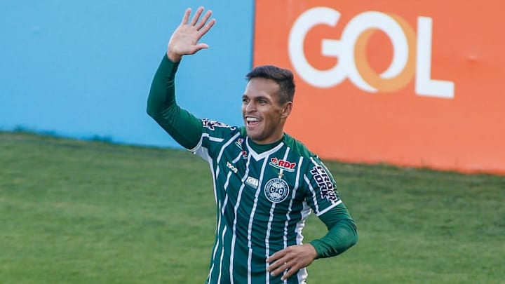 O Coritiba briga contra o Z-4, e vem reagindo.