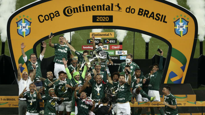 Com taça da Copa do Brasil, Palmeiras se aproxima da liderança do ranking de grandes títulos no século.