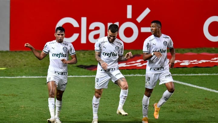 Los futbolistas de Palmeiras bailan tras un gol convertido.