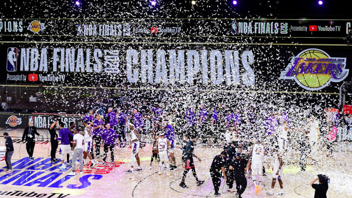 La fanática de los Lakers acusa ser atacada por la policía durante la celebración en 2020