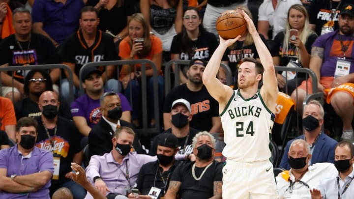 Pat Connaughton ha logrado ser efectivo detrás de la línea de tres puntos a lo largo de la serie