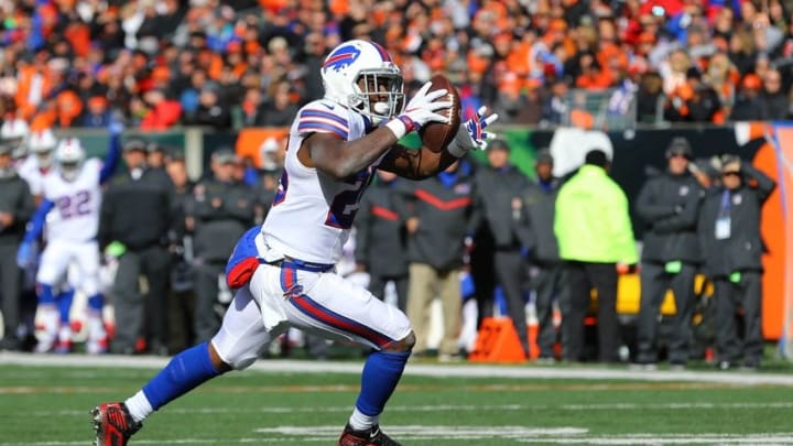 Nov 20, 2016; Cincinnati, OH, USA; Buffalo Bills running back LeSean McCoy (25) carries the ball for a touchdown against the Cincinnati Bengals in the first half at Paul Brown Stadium. Mandatory Credit: Aaron Doster-USA TODAY Sports
