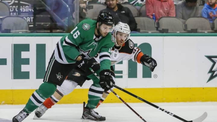 DALLAS, TX - OCTOBER 25: Dallas Stars center Jason Dickinson (16) and Anaheim Ducks center Ben Street (46) chase the puck during the game between the Dallas Stars and the Anaheim Ducks on October 25, 2018 at American Airlines Center in Dallas, Texas. (Photo by Matthew Pearce/Icon Sportswire via Getty Images)