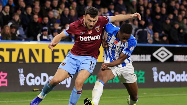 HUDDERSFIELD, ENGLAND - NOVEMBER 10: Terence Kongolo of Huddersfield Town battles for possession with Robert Snodgrass of West Ham United during the Premier League match between Huddersfield Town and West Ham United at the John Smith's Stadium on November 10, 2018 in Huddersfield, United Kingdom. (Photo by Marc Atkins/Getty Images)