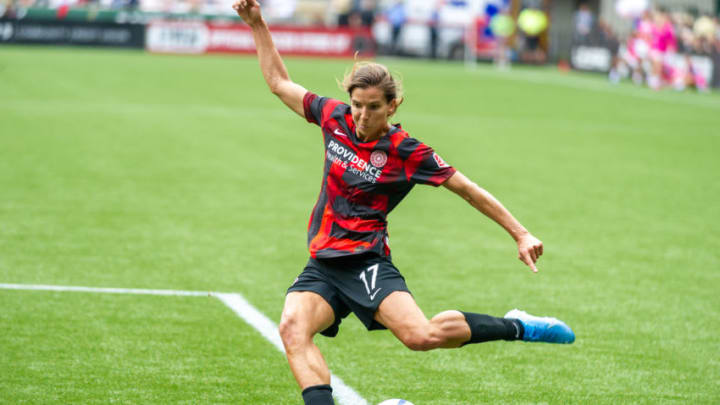 PORTLAND, OR - AUGUST 11: Portland Thorns midfielder Tobin Heath takes a cross during the Portland Thorns 2-1 victory over the North Caroline Courage at Providence Park, on August 11, 2019, in Portland, OR (Photo by Diego Diaz/Icon Sportswire via Getty Images).