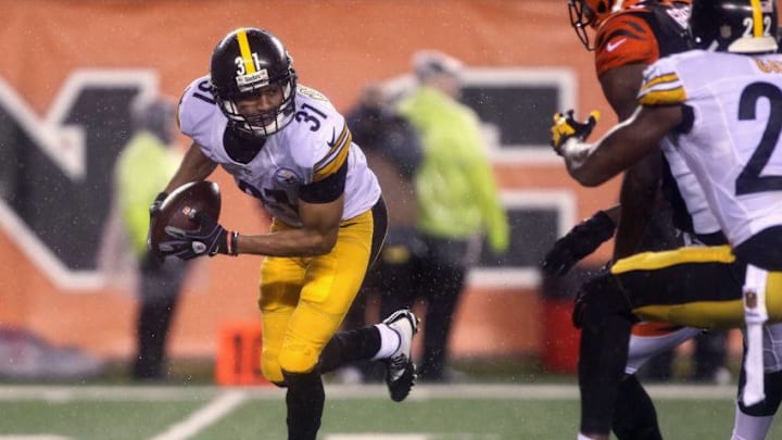 CINCINNATI, OH - JANUARY 09: Ross Cockrell #31 of the Pittsburgh Steelers recovers a fumble by Jeremy Hill #32 of the Cincinnati Bengals (not pictured) in the fourth quarter during the AFC Wild Card Playoff game at Paul Brown Stadium on January 9, 2016 in Cincinnati, Ohio. (Photo by Dylan Buell/Getty Images)