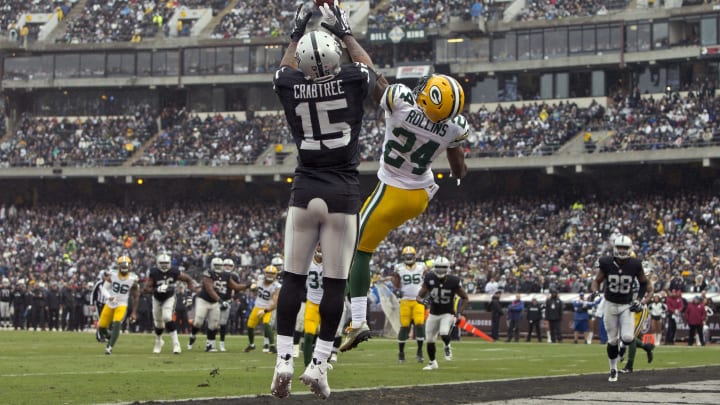 OAKLAND, CA – DECEMBER 20: Wide receiver Michael Crabtree #15 of the Oakland Raiders tries to pull in a pass in the endzone against cornerback Quinten Rollins #24 of the Green Bay Packers in the first half on December 20, 2015 at O.co Coliseum in Oakland, California. The Packers won 30-20. (Photo by Brian Bahr/Getty Images)