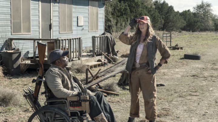 Daryl "Chill" Mitchell as Wendell, Mo Collins as Sarah - Fear the Walking Dead _ Season 5, Episode 8 - Photo Credit: Van Redin/AMC