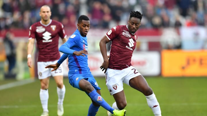 TURIN, ITALY - JANUARY 13: Fernandes Edimilson of ACF Fiorentina (L) competes with Soualiho Meite of Torino FC during the Coppa Italia match between Torino FC and ACF Fiorentina at Olimpico Stadium on January 13, 2019 in Turin, Italy. (Photo by Valerio Pennicino/Getty Images)