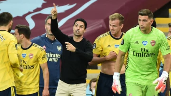 BIRMINGHAM, ENGLAND – JULY 21: Mikel Arteta, Manager of Arsenal speaks to his team during a drinks break during the Premier League match between Aston Villa and Arsenal FC at Villa Park on July 21, 2020 in Birmingham, England. Football Stadiums around Europe remain empty due to the Coronavirus Pandemic as Government social distancing laws prohibit fans inside venues resulting in all fixtures being played behind closed doors. (Photo by Rui Vieira/Pool via Getty Images)