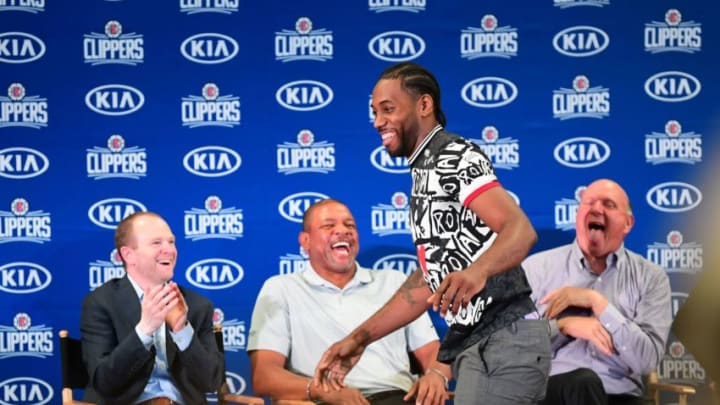 US basketball players Kawhi Leonard (2ndR) laughs with to Clippers coach Doc Rivers (back C) and Clippers owner Steve Ballmer (R) during his introduction as one of the new players of the Los Angeles Clippers at a press conference in Los Angeles on July 24, 2019. (Photo by FREDERIC J. BROWN / AFP) (Photo credit should read FREDERIC J. BROWN/AFP/Getty Images)