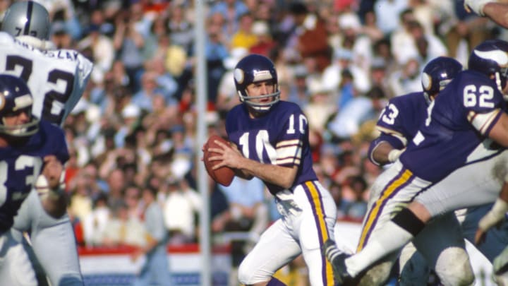 PASADENA, CA- JANUARY 9: Fran Tarkenton #10 of the Minnesota Vikings drops back to pass against the Oakland Raiders during Super Bowl XI on January 9, 1977 at the Rose Bowl in Pasadena, California. The Raiders won the Super Bowl 32 -14. (Photo by Focus on Sport/Getty Images)