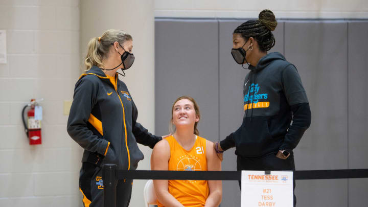 Tennessee Lady Vols Basketball Coach Kellie Harper and Assistant Coach Joy McCorvey chat with Tess Darby (21) during Media Day in Knoxville, Tenn. on Thursday, October 28, 2021.Kns Sec Media Day