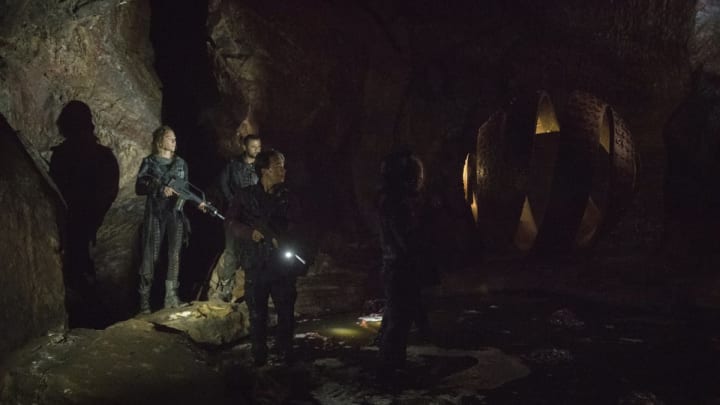 The 100 — “Nakara” — Image Number: HU706A_0293r.jpg — Pictured (L-R): Jessica Harmon as Niylah, Jarod Joseph as Miller, Shannon Kook as Jordan Green and Lindsey Morgan as Raven — Photo: Dean Buscher/The CW — 2020 The CW Network, LLC. All rights reserved.