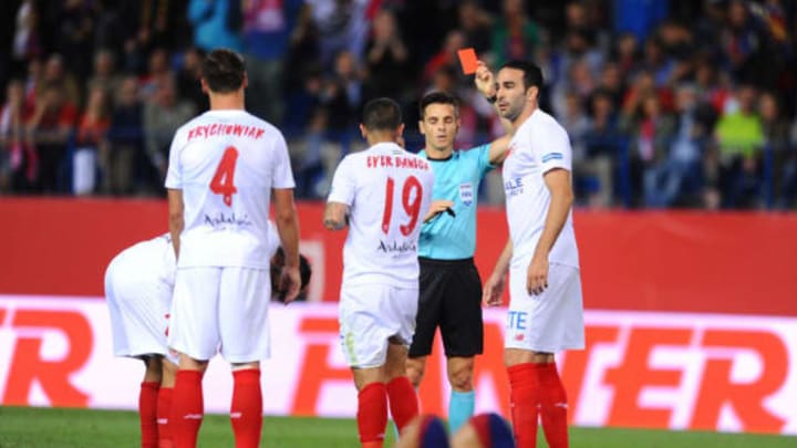 MADRID, SPAIN – MAY 22: Referee Carlos del Cerro Grande hands Ever Banega of Sevilla the red card during the Copa del Rey Final between Barcelona and Sevilla at Vicente Calderon Stadium on May 22, 2016 in Madrid, Spain. (Photo by Denis Doyle/Getty Images)