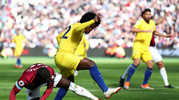 LONDON, ENGLAND - SEPTEMBER 23: Arthur Masuaku of West Ham United tackles Willian of Chelsea during the Premier League match between West Ham United and Chelsea FC at London Stadium on September 23, 2018 in London, United Kingdom. (Photo by Dan Istitene/Getty Images)