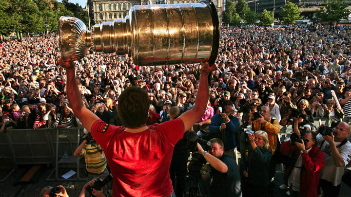 An estimated crowd of more than 10,000 people fill Rautatientori Square in downtown Helsinki, Finland to celebrate the arrival of the Stanley Cup and their hometown hero, Teemu Selanne. (Photo by Robert Gauthier/Los Angeles Times via Getty Images)