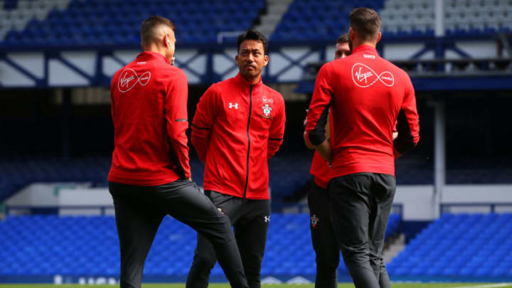 LIVERPOOL, ENGLAND - AUGUST 18: Southampton players inspect the pitch ahead of the Premier League match between Everton FC and Southampton FC at Goodison Park on August 18, 2018 in Liverpool, United Kingdom. (Photo by Alex Livesey/Getty Images)