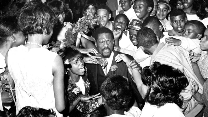 BOSTON, MA – MAY 18: Students swarm Bill Russell after he gave a speech at the Patrick T. Campbell Junior High School “Freedom Graduation” in the Roxbury neighborhood of Boston, June 22, 1966. (Photo by Frank O’Brien/The Boston Globe via Getty Images)