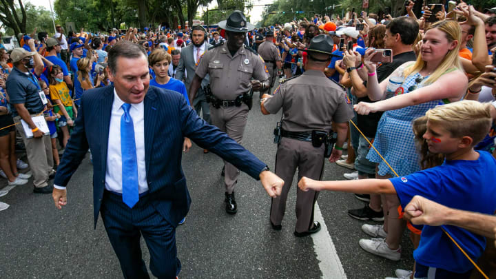 Florida Gators head coach Dan Mullen gives fist bumps as the Florida Gators arrived for Gator Walk as they were greeted by fans before playing the Tennessee Volunteers Saturday September 25, 2021 at Ben Hill Griffin Stadium in Gainesville, FL. [Doug Engle/GainesvilleSun]2021Flgai 092521 Gatorsvsvolsgatorwalk