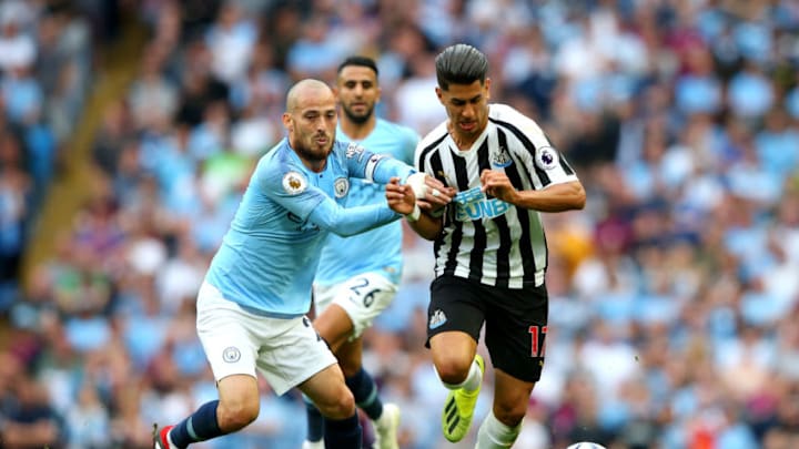 MANCHESTER, ENGLAND - SEPTEMBER 01: Ayoze Perez of Newcastle United is challenged by David Silva of Manchester City during the Premier League match between Manchester City and Newcastle United at Etihad Stadium on September 1, 2018 in Manchester, United Kingdom. (Photo by Alex Livesey/Getty Images)