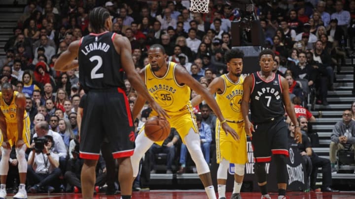 TORONTO, CANADA - NOVEMBER 29: Kevin Durant #35 of the Golden State Warriors plays defense against Kawhi Leonard #2 of the Toronto Raptors on November 29, 2018 at the Scotiabank Arena in Toronto, Ontario, Canada. NOTE TO USER: User expressly acknowledges and agrees that, by downloading and or using this Photograph, user is consenting to the terms and conditions of the Getty Images License Agreement. Mandatory Copyright Notice: Copyright 2018 NBAE (Photo by Mark Blinch/NBAE via Getty Images)