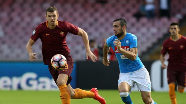 NAPLES, ITALY - OCTOBER 15: Nikola Maksimovic (R) of Napoli competes for the ball with Edin Dzeko of Roma during the Serie A match between SSC Napoli and AS Roma at Stadio San Paolo on October 15, 2016 in Naples, Italy. (Photo by Maurizio Lagana/Getty Images)