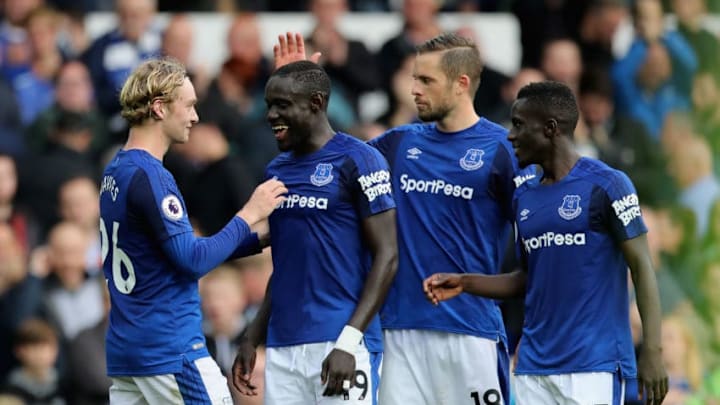LIVERPOOL, ENGLAND - SEPTEMBER 23: Oumar Niasse (2nd L)of Everton celebrates his side's 2-1 victory with his team mates Tom Davies (1st L), Gylfi Sigurdsson (2nd R) and Idrissa Gueye (1st R) in the Premier League match between Everton and AFC Bournemouth at Goodison Park on September 23, 2017 in Liverpool, England. (Photo by Mark Robinson/Getty Images)