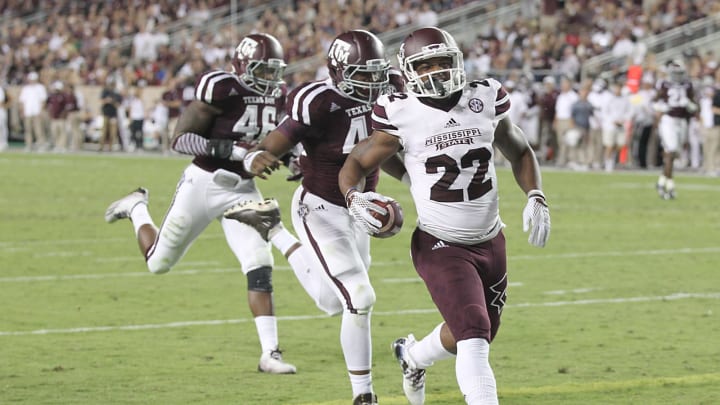 COLLEGE STATION, TX – OCTOBER 03: Malik Dear #22 of the Mississippi State Bulldogs rushes for touchdown against the Texas A&M Aggies in the second quarter on October 3, 2015 at Kyle Field in College Station, Texas. (Photo by Thomas B. Shea/Getty Images)