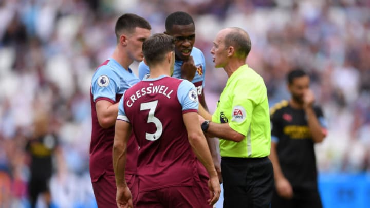 LONDON, ENGLAND - AUGUST 10: West Ham United players confront referee Mike Dean after a VAR review results in him awarding Manchester City a penalty during the Premier League match between West Ham United and Manchester City at London Stadium on August 10, 2019 in London, United Kingdom. (Photo by Laurence Griffiths/Getty Images)