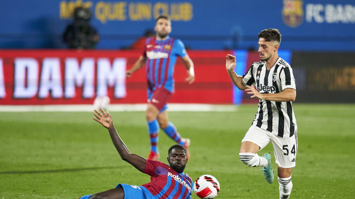 BARCELONA, SPAIN – AUGUST 08: Samuel Umtiti of FC Barcelona competes for the ball with Alejandro Jose Marques of Juventus during the Joan Gamper Trophy match between FC Barcelona and Juventus at Estadi Johan Cruyff on August 08, 2021 in Barcelona, Spain. (Photo by Pedro Salado/Quality Sport Images/Getty Images)