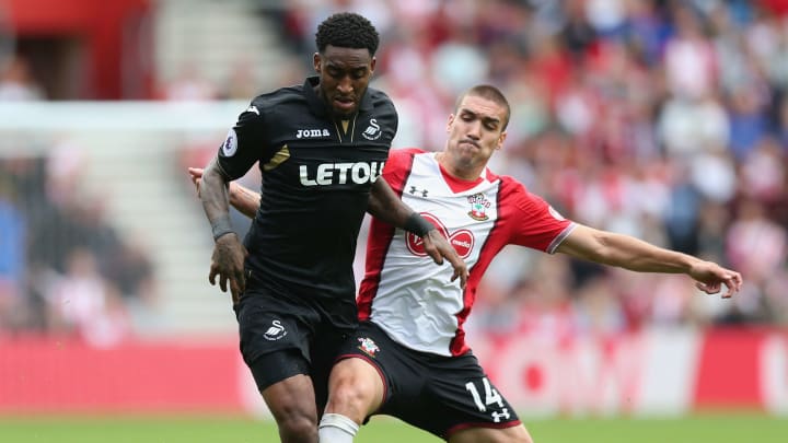 SOUTHAMPTON, ENGLAND – AUGUST 12: Leroy Fer of Swansea City and Oriol Romeu of Souhampton battle for possession during the Premier League match between Southampton and Swansea City at St Mary’s Stadium on August 12, 2017 in Southampton, England. (Photo by Alex Morton/Getty Images)